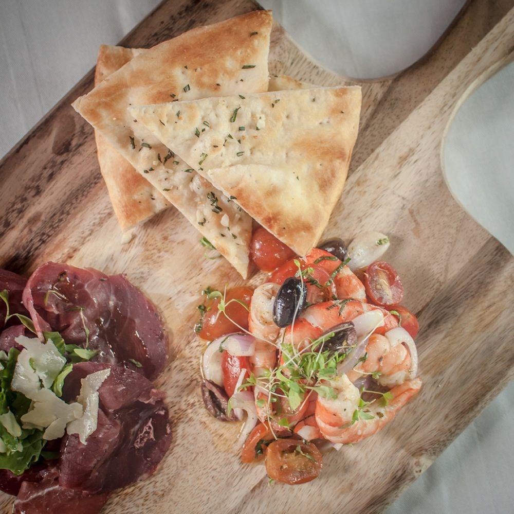 Hotel The Westin Kuala Lumpur Esterno foto A prawn and tomato salad with a side of cured meat