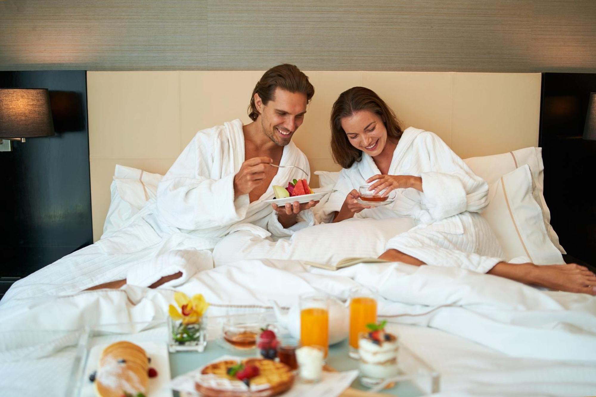 Hotel The Westin Kuala Lumpur Esterno foto A couple in bathrobes